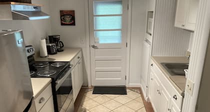 Pine Grove Apartment: Visit Monticello, wineries, UVA