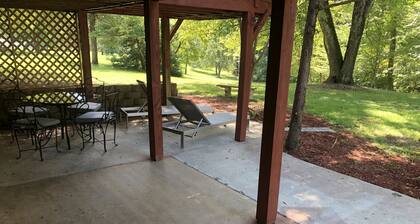 Pine Grove Apartment: Visit Monticello, wineries, UVA
