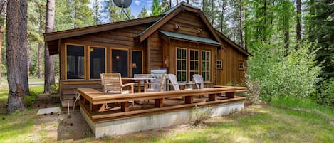 Luxury Cabin--3 bedroom/3 bath | Terrace/patio