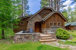 Luxury Cabin--3 bedroom/3 bath | Terrace/patio