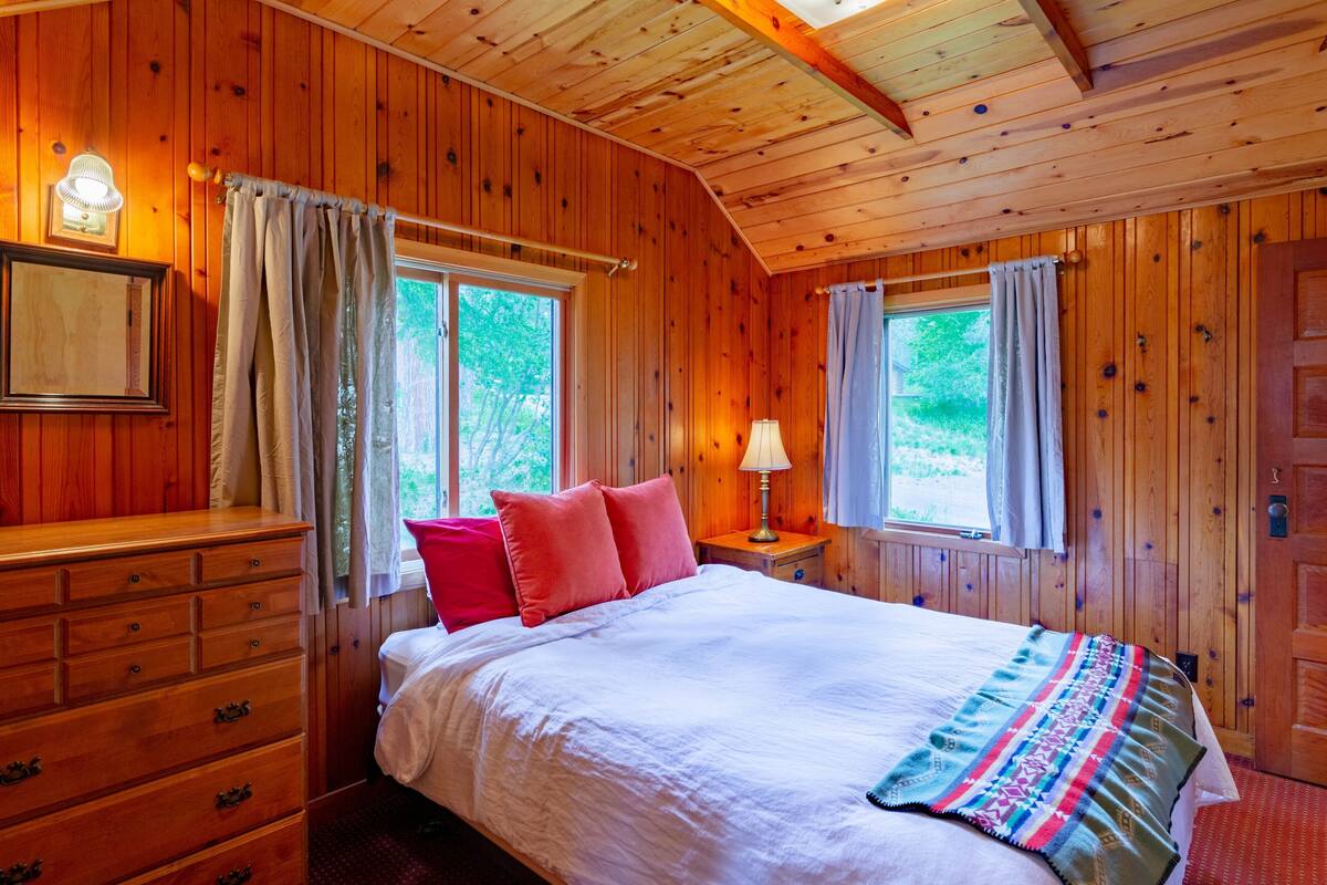 Individually decorated, individually furnished, bed sheets