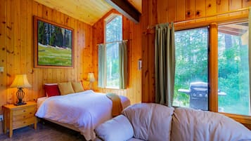 Studio Creekside Cabin | 2 bedrooms, individually decorated, individually furnished, bed sheets