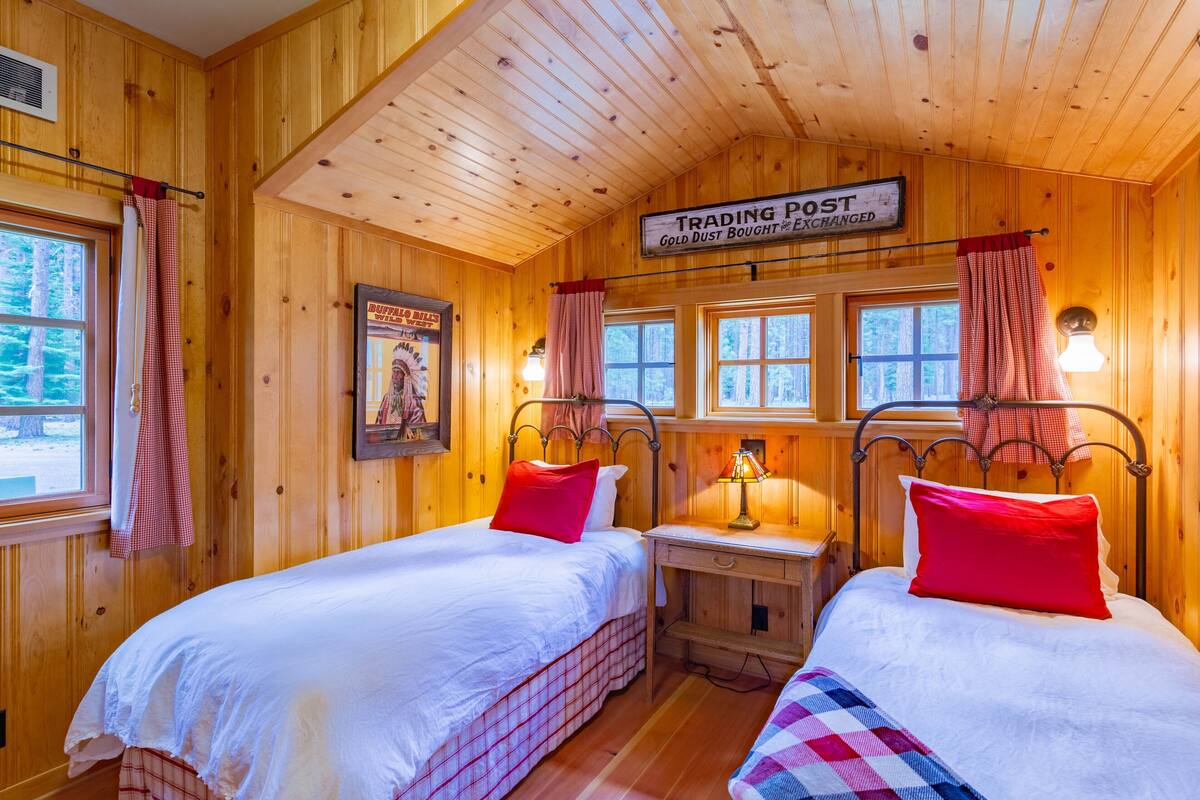 Individually decorated, individually furnished, bed sheets
