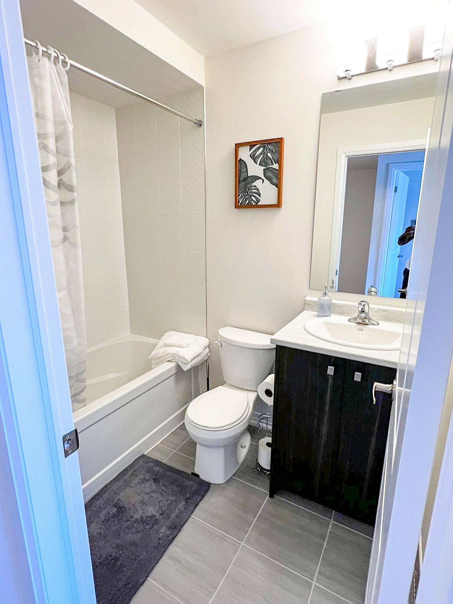 NEWLY BUILT LUXURIOUS 3BRM TOWN HS/AIRPORT/PARKING