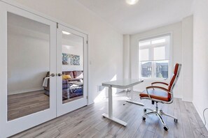 Interior - NEWLY BUILT LUXURIOUS 3BRM TOWN HS/AIRPORT/PARKING (Brampton)