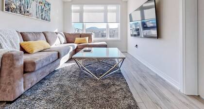 NEWLY BUILT LUXURIOUS 3BRM TOWN HS/AIRPORT/PARKING