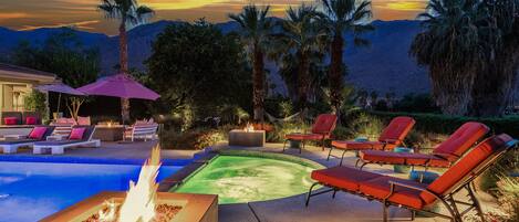 Una piscina al aire libre, una piscina climatizada