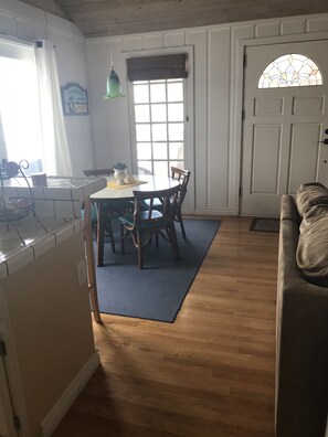 Dining - Sunny California Beach Cottage just 3 minute walk to sand and shops! (Newport Beach)