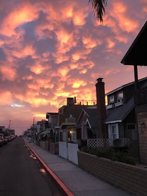 Exterior - Sunny California Beach Cottage just 3 minute walk to sand and shops! (Newport Beach)