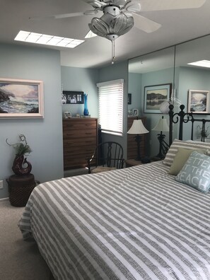 2 bedrooms, free WiFi, bed sheets - Sunny California Beach Cottage just 3 minute walk to sand and shops! (Newport Beach)