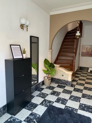 المنشأة من الداخل