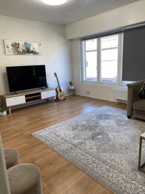 Smart-TV, Tischfußball, Bücher