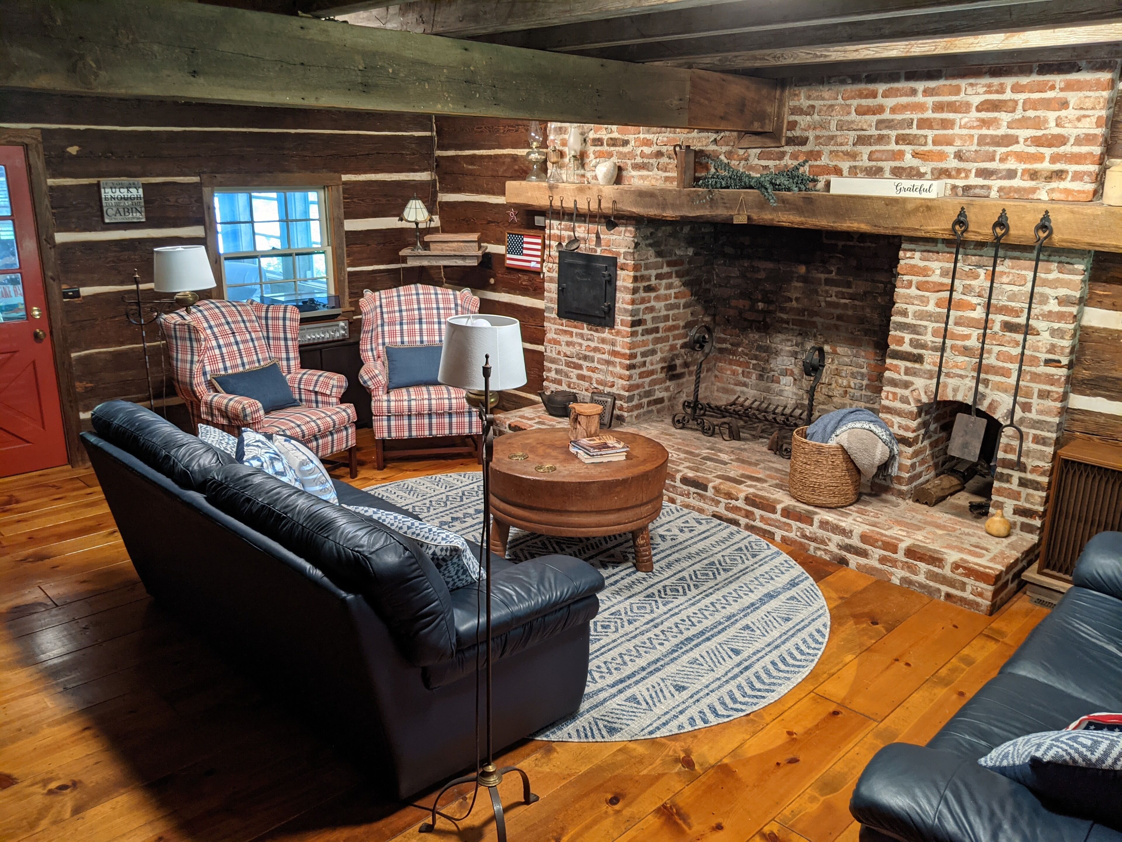 Waterfront Charmer: Historic log cabin on quiet cove