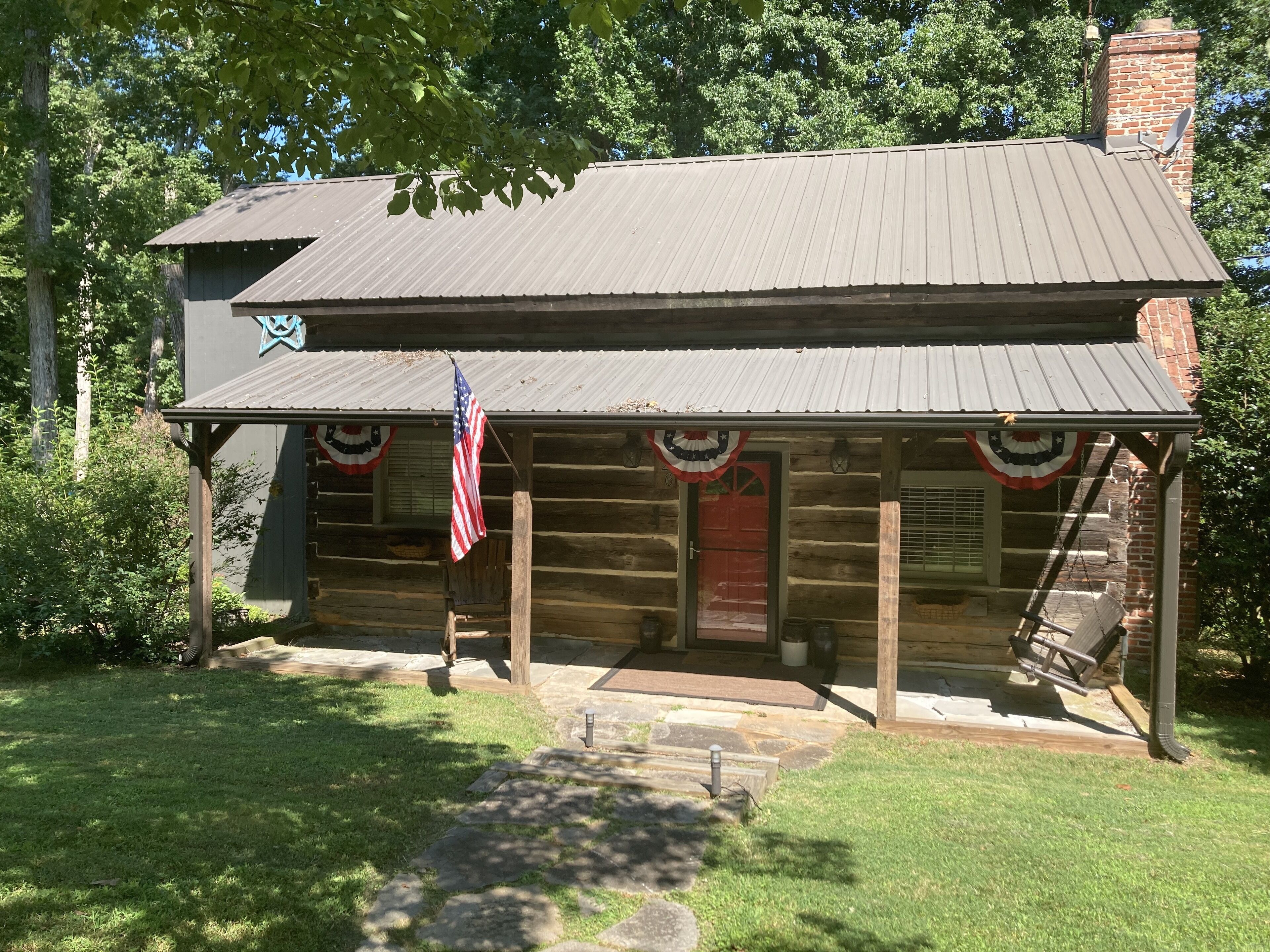 Waterfront Charmer: Historic log cabin on quiet cove