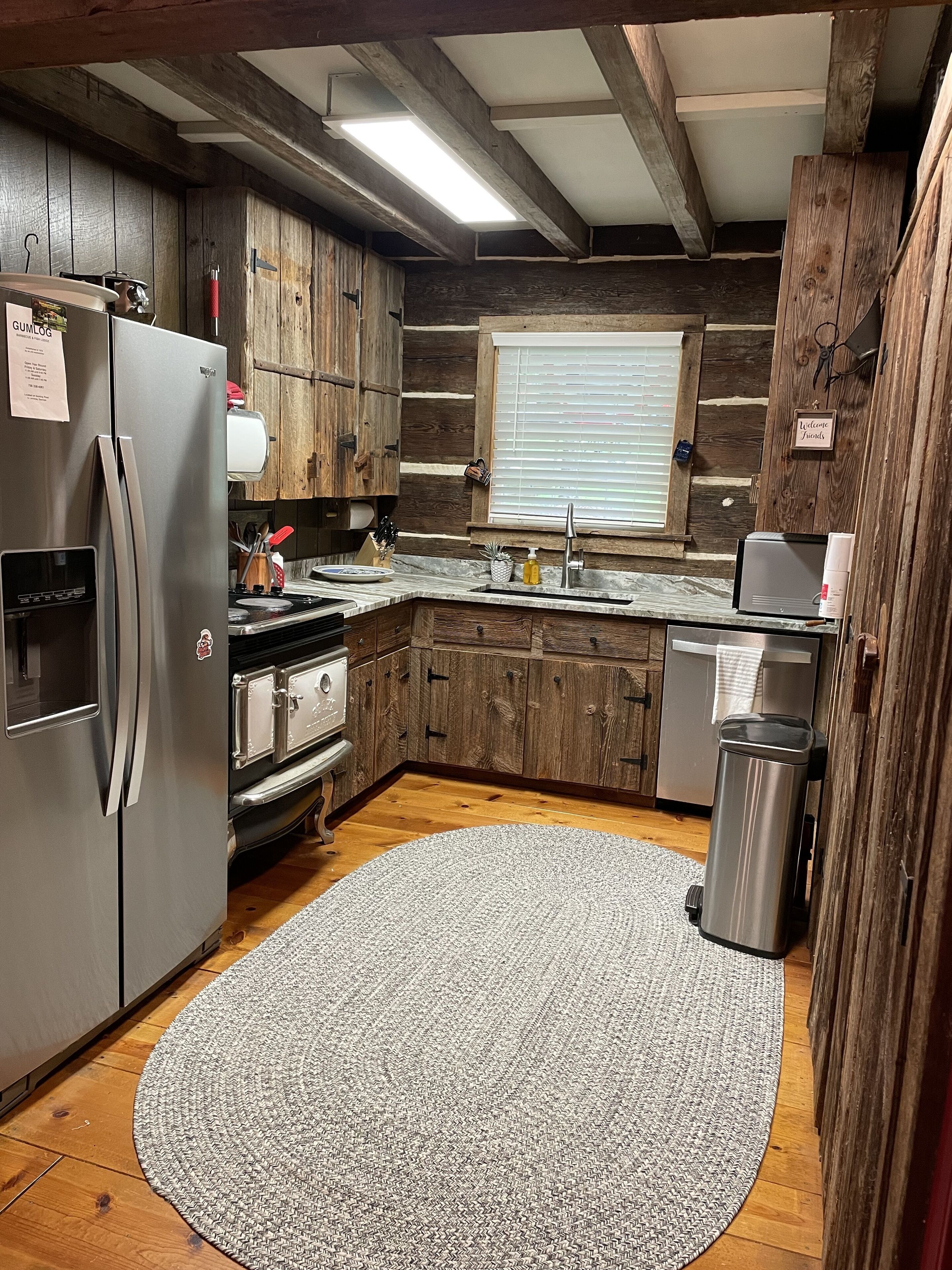 Waterfront Charmer: Historic log cabin on quiet cove