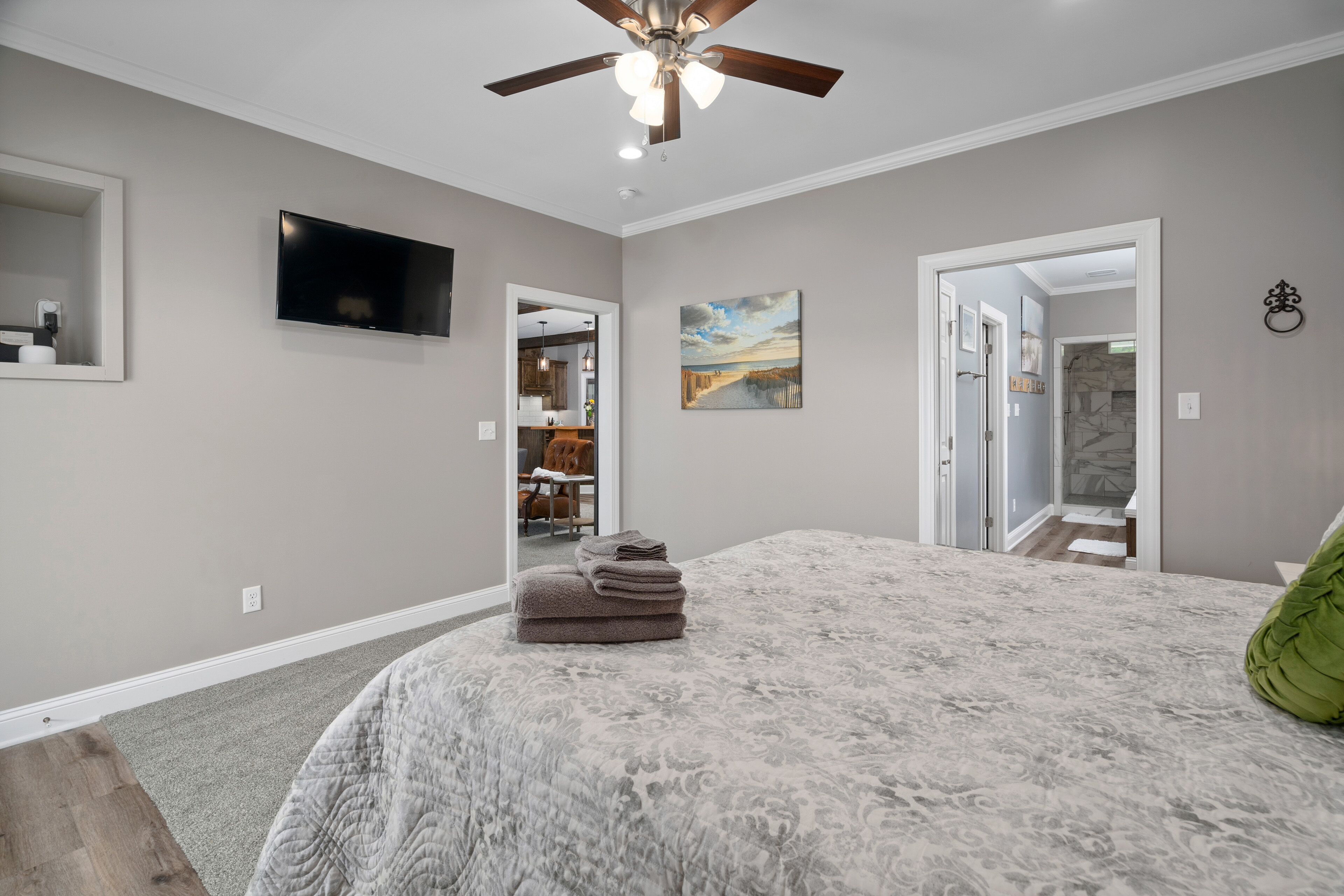 Sleep 12 waterfront home dock, boat lift, kayaks, paddleboards, cornhole & more!