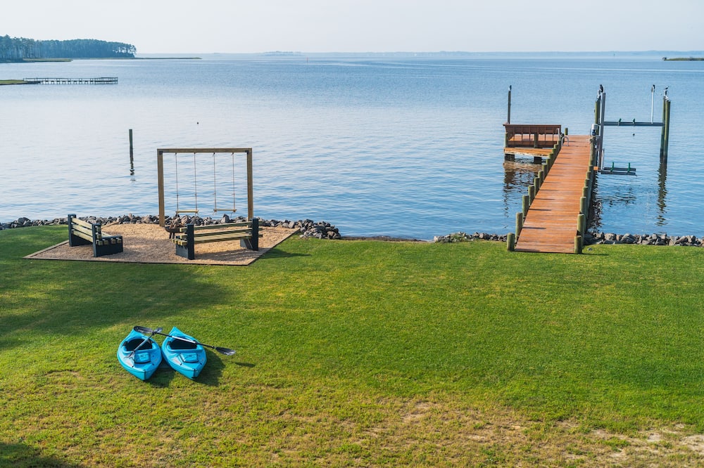 Sleep 12 waterfront home dock, boat lift, kayaks, paddleboards, cornhole & more!