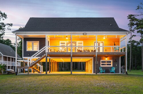 Waterfront Retreat w Dock, Boat Access, Parking, Kayaks, Firepit, Grill