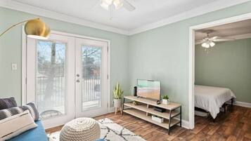 1 habitación, escritorio, tabla de planchar con plancha y wifi