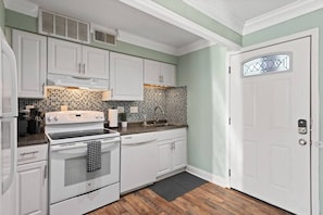 ثلاجة، ميكروويف، فرن، موقد طهي مسطح