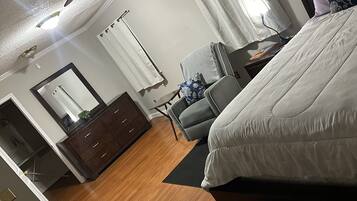 3 bedrooms, in-room safe, desk, iron/ironing board