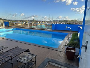 حمّام سباحة خارجي، مظلات على حمّام السباحة، مقاعد للتشمس