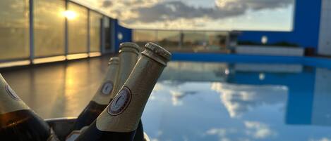 Utendørsbasseng, bassengparasoller og solsenger