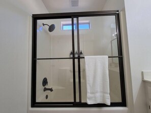 Baignoire, sèche-cheveux, serviettes fournies
