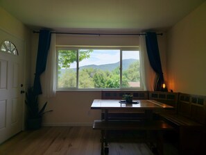 Dining - Peaceful Yosemite Retreat-King Suite-Pet Friendly (Oakhurst)