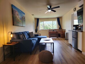 TV, offices - Peaceful Yosemite Retreat-King Suite-Pet Friendly (Oakhurst)