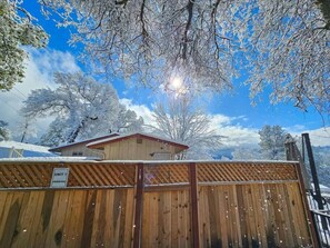 Property grounds - Peaceful Yosemite Retreat-King Suite-Pet Friendly (Oakhurst)