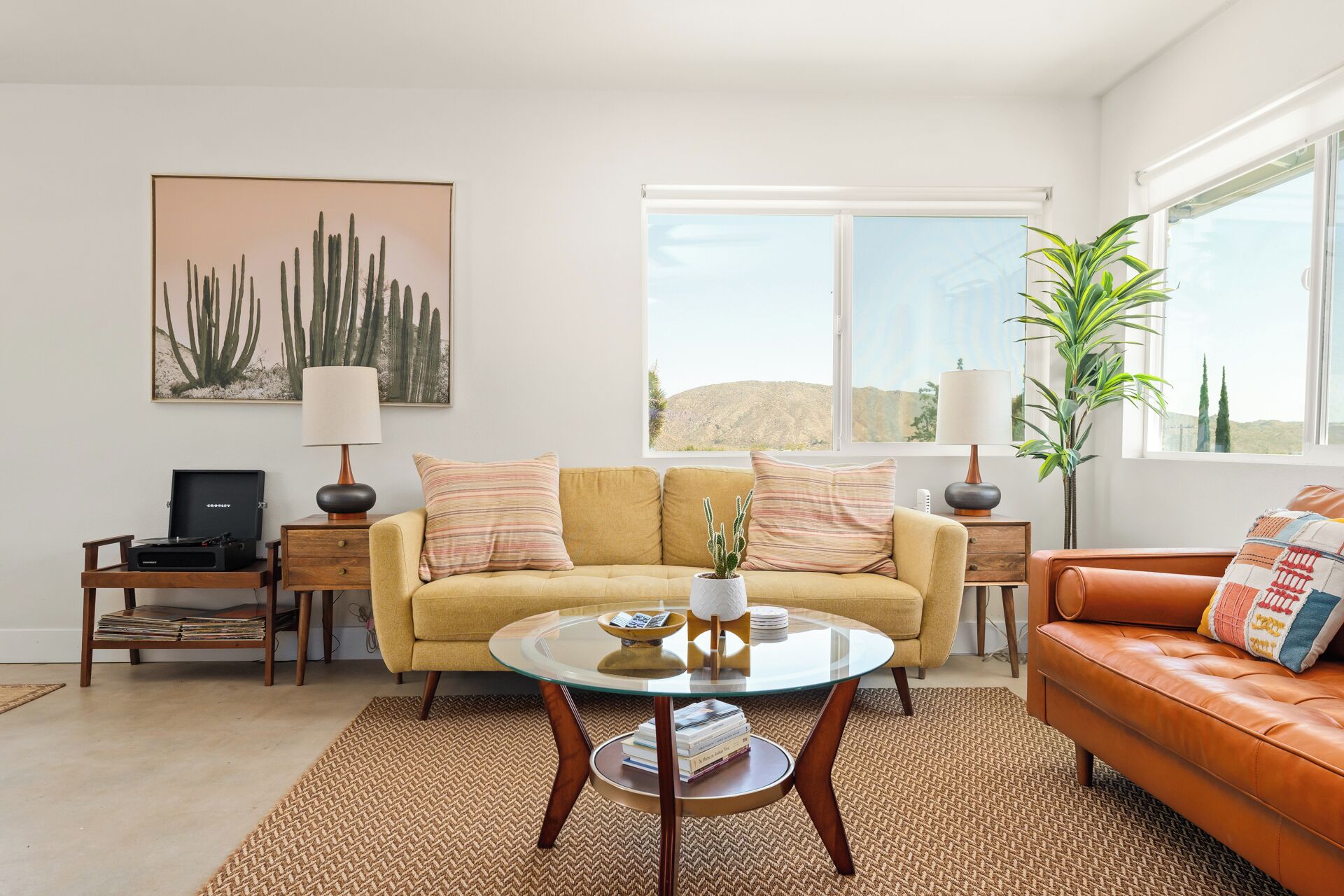 The perfect desert retreat for relaxation with modern conveniences, shopping, and dining nearby