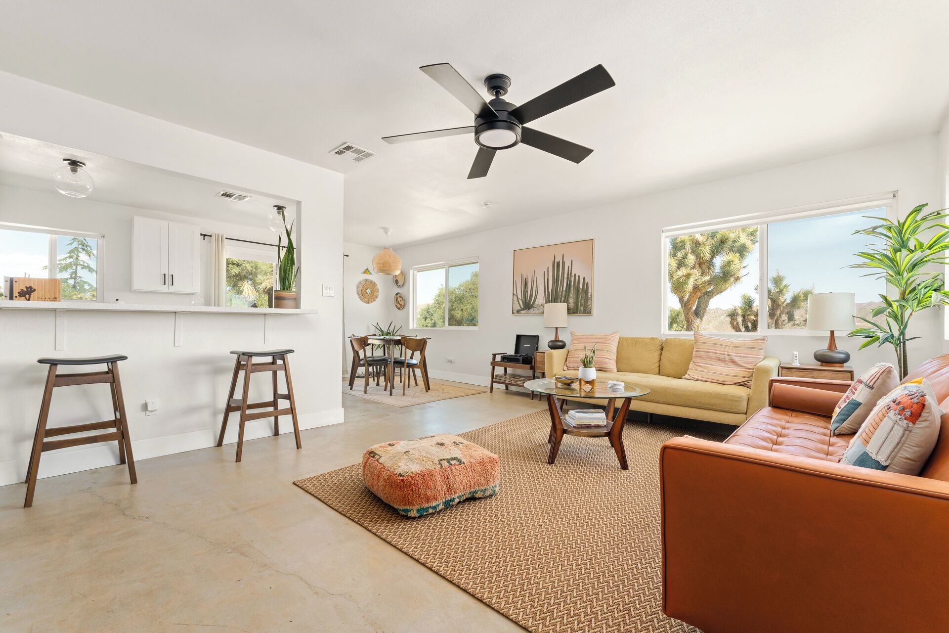 The perfect desert retreat for relaxation with modern conveniences, shopping, and dining nearby