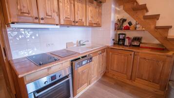 Een koelkast, een microgolfoven, een oven, een vaatwasser