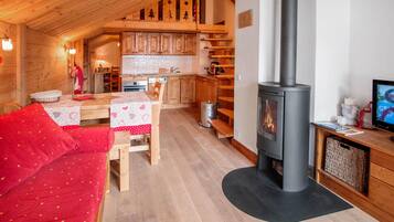 Een open haard en boeken