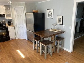 Fridge, microwave, oven, stovetop - Visit Monticello, Wineries, UVA & More (Troy)