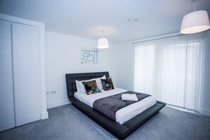 Room - STUNNING 2 BED APARTMENT WITH PARKING (London)