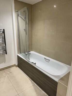Bathroom - STUNNING 2 BED APARTMENT WITH PARKING (London)