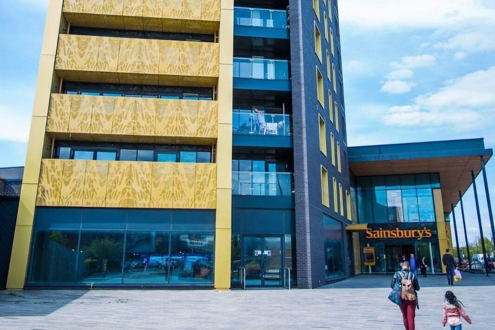 STUNNING 2 BED APARTMENT WITH PARKING