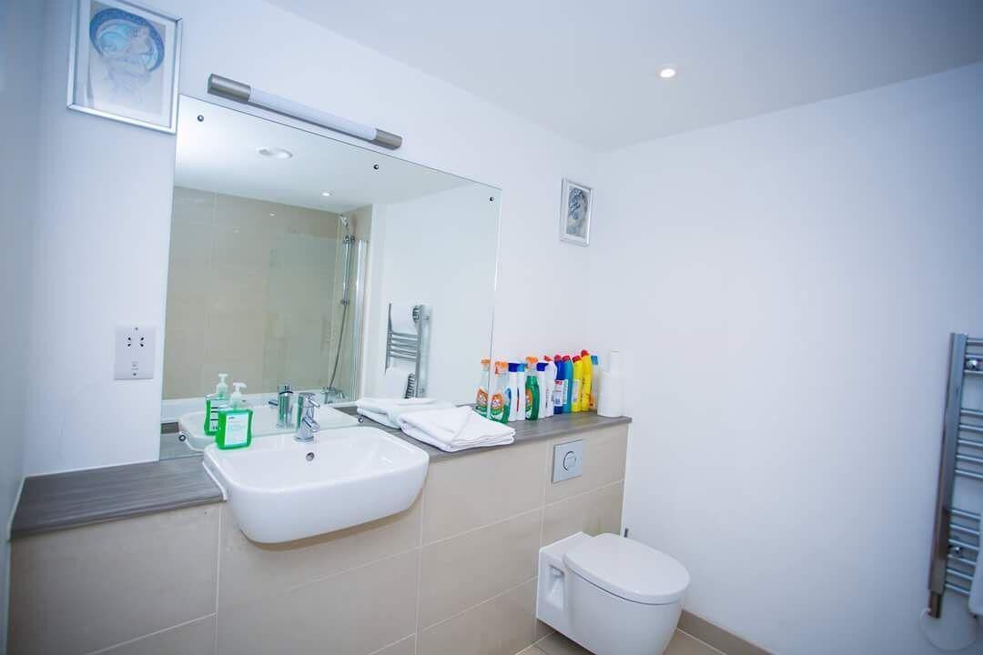 STUNNING 2 BED APARTMENT WITH PARKING