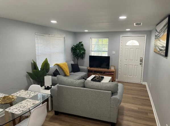 Interior - Cozy Savannah 4BD|Home King Bed w/ Parking near DT (Savannah)