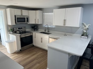 Fridge, oven, stovetop, dining tables - Cozy Savannah 4BD|Home King Bed w/ Parking near DT (Savannah)