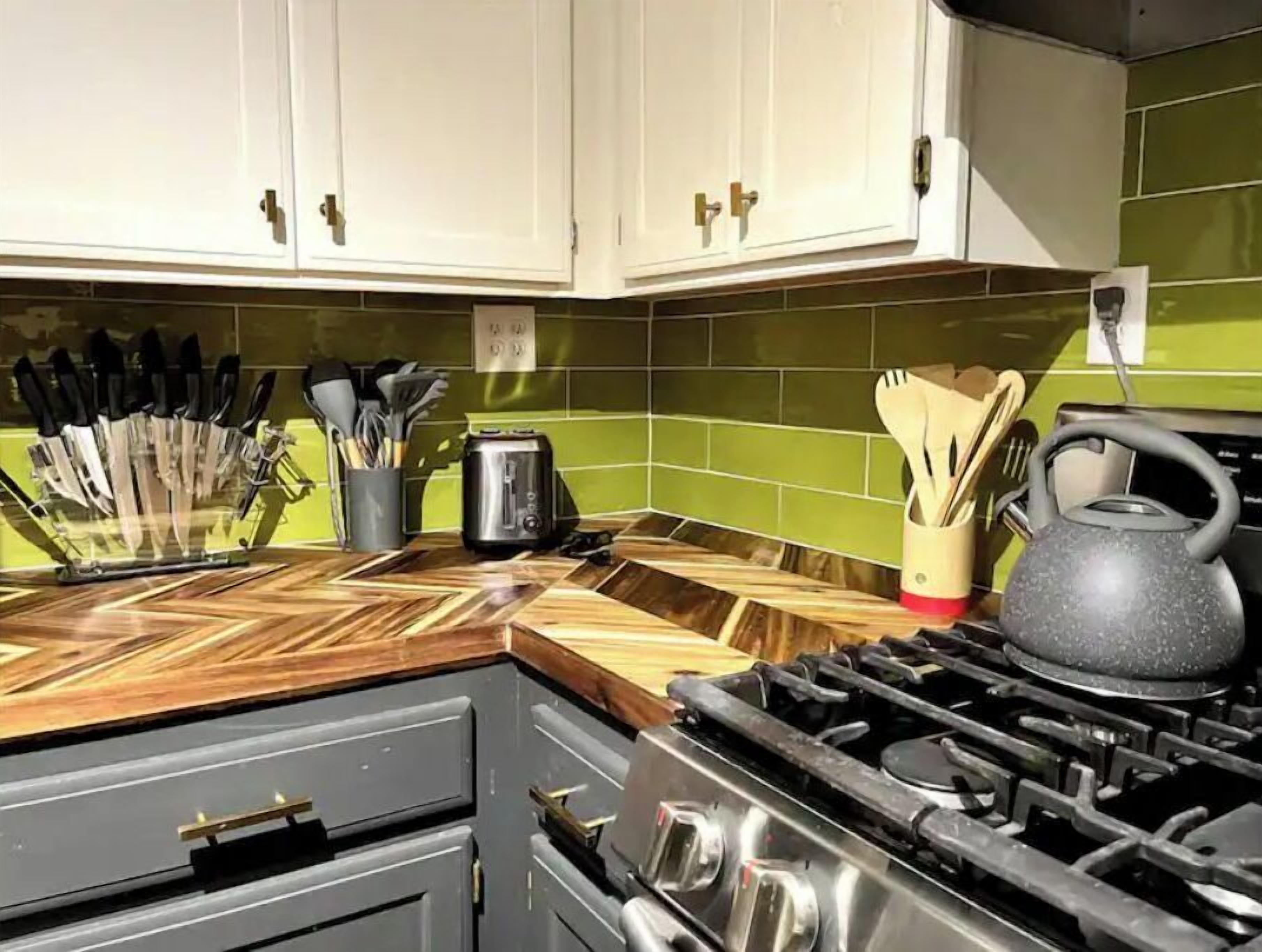 Wasserkocher mit Kaffee-/Teezubehör, Esstisch