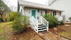 A house with a white exterior, a turquoise door, and a white porch with a staircase. - Jo Mac Cottage- Quiet Home near UNC Chapel Hill (Chapel Hill)
