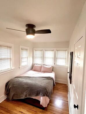 4 bedrooms, desk, free WiFi - The Smurf House (Colorado Springs)