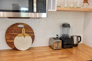 Een koelkast, een magnetron, een oven, een kookplaat