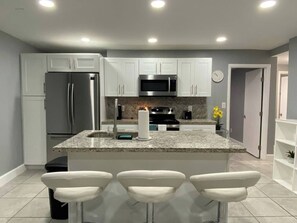 Frigorifero, microonde, forno, piano cottura