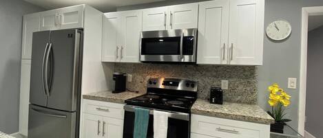 Refrigerador, microondas, horno, placa de cocina
