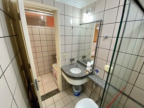A bathroom with a sink, mirror, and toilet. - DiRoma Fiori com um dia no Acqua park (Caldas Novas)
