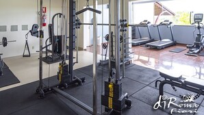 A gym with exercise equipment, treadmills, and a weightlifting area. - DiRoma Fiori com um dia no Acqua park (Caldas Novas)
